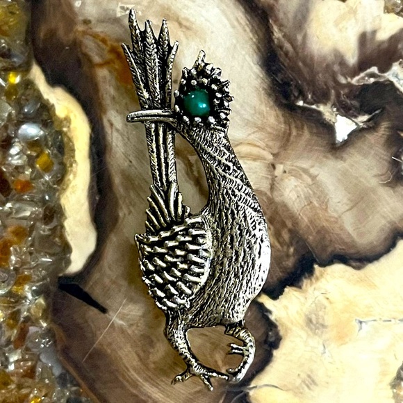 Roadrunner Gold Green Stone Eye Brooch Vintage 50’s - Picture 1 of 3